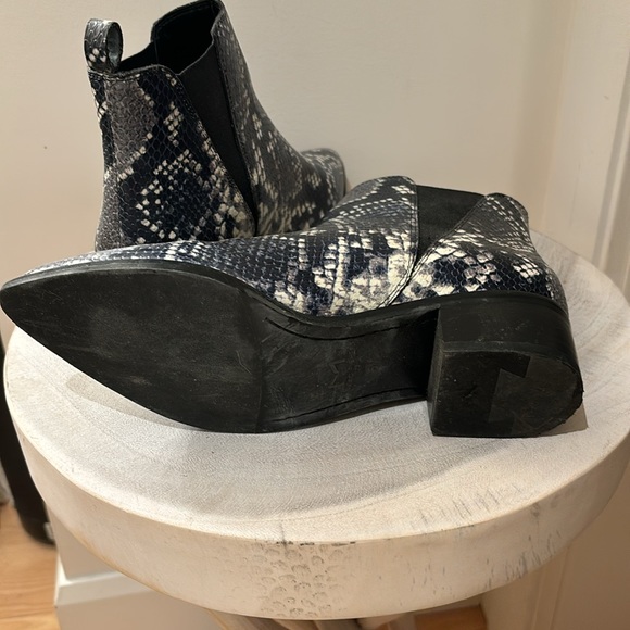 Size 6 Marc Fisher grey snake skin booties - Picture 4 of 6